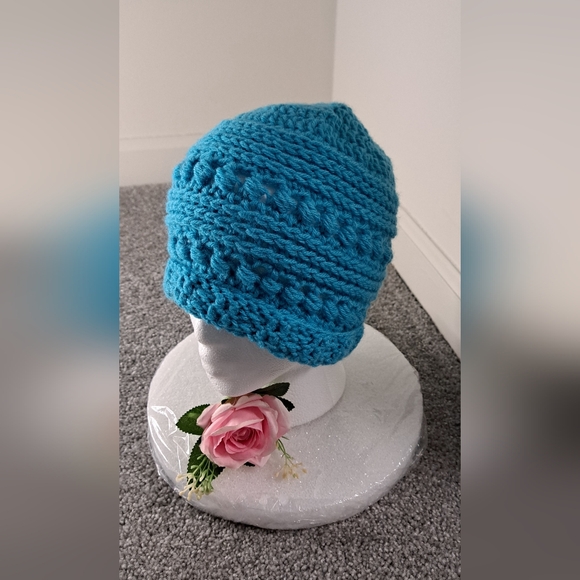 Womans winter hat - Picture 3 of 4